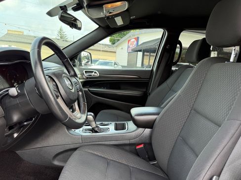 Used 2018 Jeep Grand Cherokee Laredo image 16