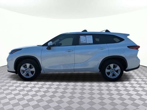 Used 2022 Toyota Highlander L FWD image 5