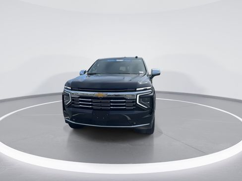 Used 2025 Chevrolet Suburban Premier RWD image 3