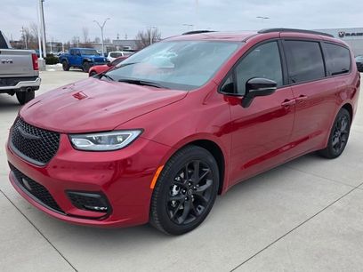 New 2026 Chrysler Pacifica Select w/ S Appearance Package