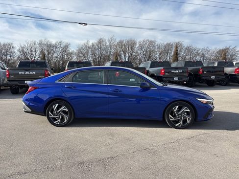 Used 2025 Hyundai Elantra SEL image 2