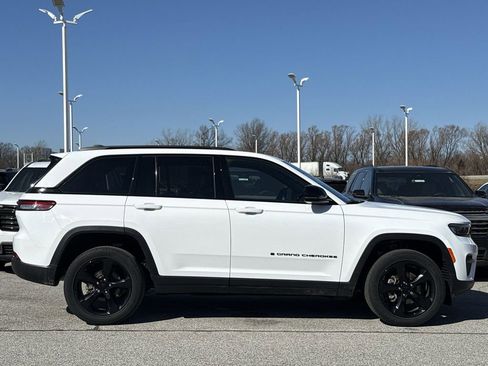 Used 2023 Jeep Grand Cherokee Altitude image 9