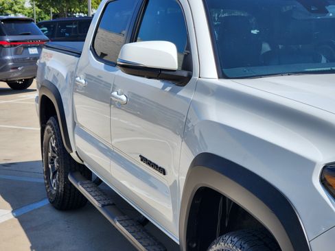Used 2022 Toyota Tacoma TRD Off-Road w/ TRD Premium Off Road Package AWD/4WD image 12