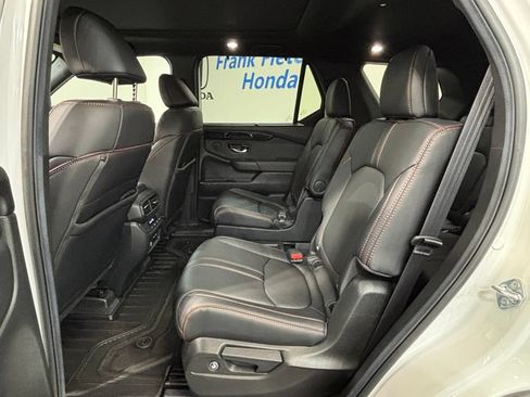 Used 2025 Honda Pilot TrailSport image 31