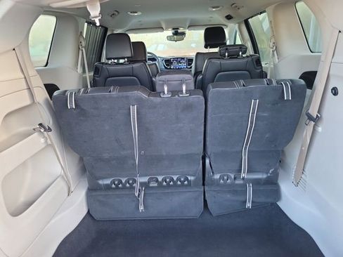 Used 2023 Chrysler Pacifica Touring-L image 9