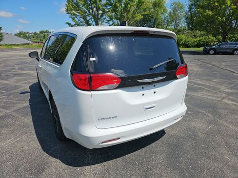 Used 2023 Chrysler Voyager LX FWD image 3