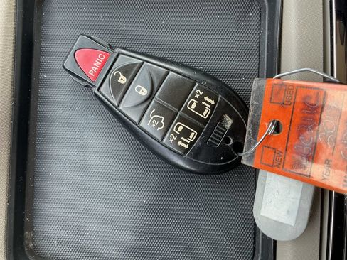 Used 2015 Chrysler Town & Country Touring FWD image 29