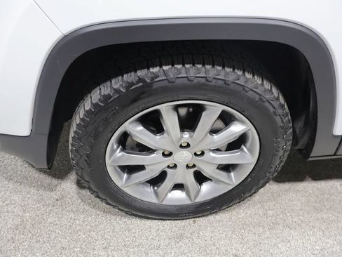 Used 2018 Jeep Cherokee Limited w/ Trailer Tow Group AWD/4WD image 10