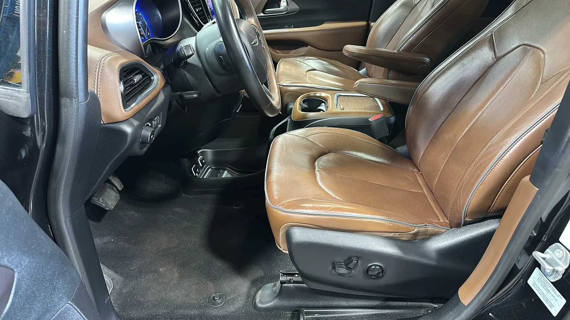 Used 2017 Chrysler Pacifica Limited w/ Tire & Wheel Group FWD image 8