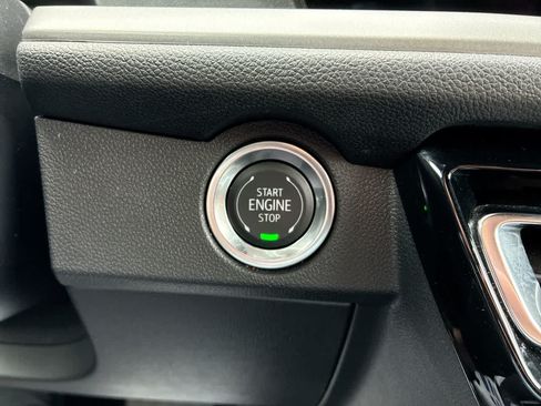 Used 2025 Chevrolet Traverse LT FWD image 17