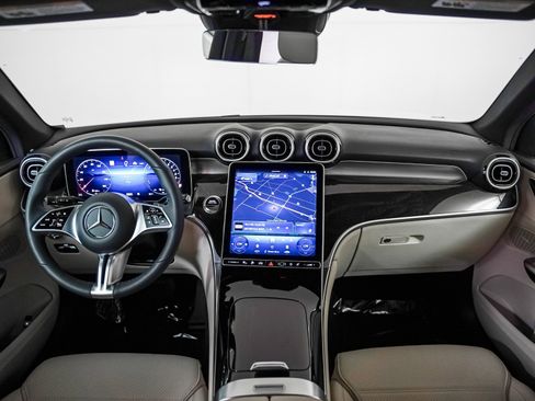 Used 2025 Mercedes-Benz GLC 350e 4MATIC image 9