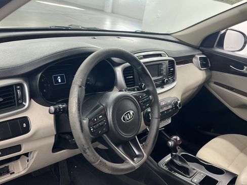 Used 2016 Kia Sorento LX w/ LX Convenience Package image 6