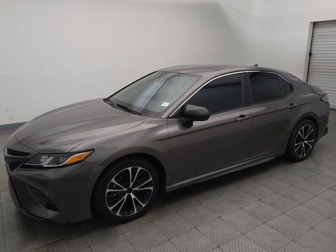 Used 2020 Toyota Camry SE w/ Convenience Package FWD image 2