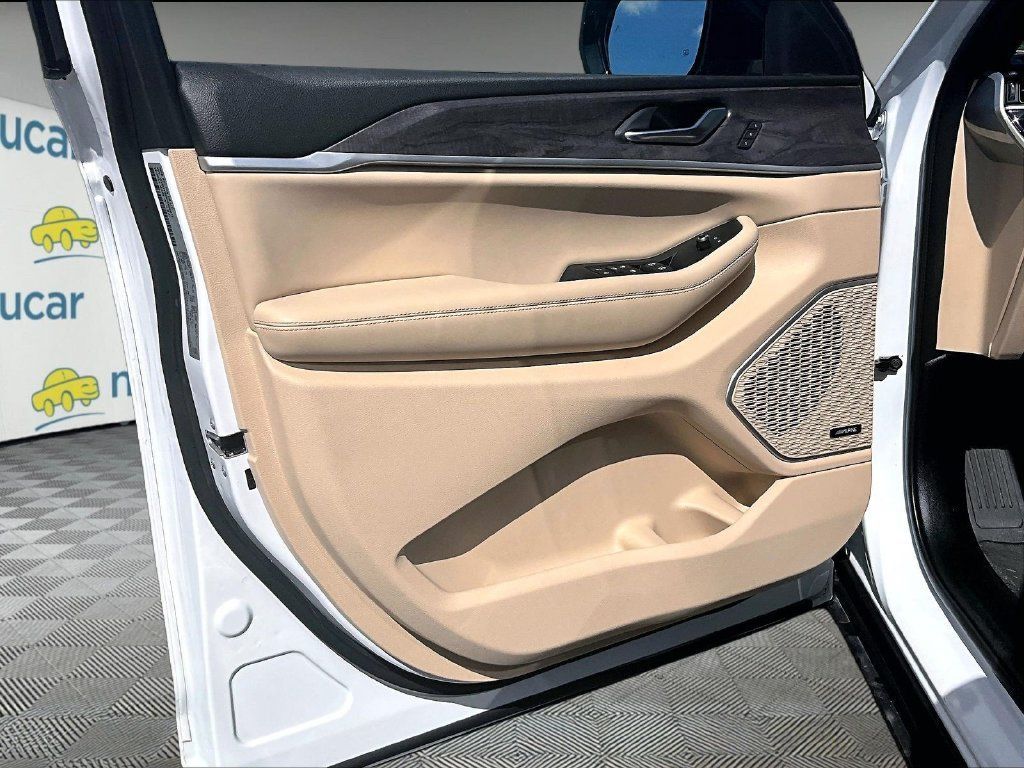 Used 2023 Jeep Grand Cherokee 4WD 4xe image 9