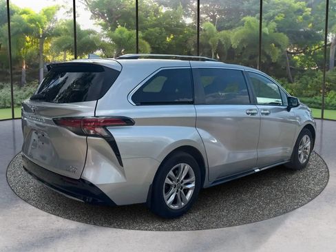 Used 2021 Toyota Sienna Limited AWD/4WD image 5