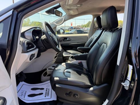 Used 2023 Chrysler Pacifica Touring-L FWD image 25