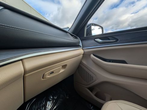 Used 2024 Jeep Grand Cherokee Limited image 33