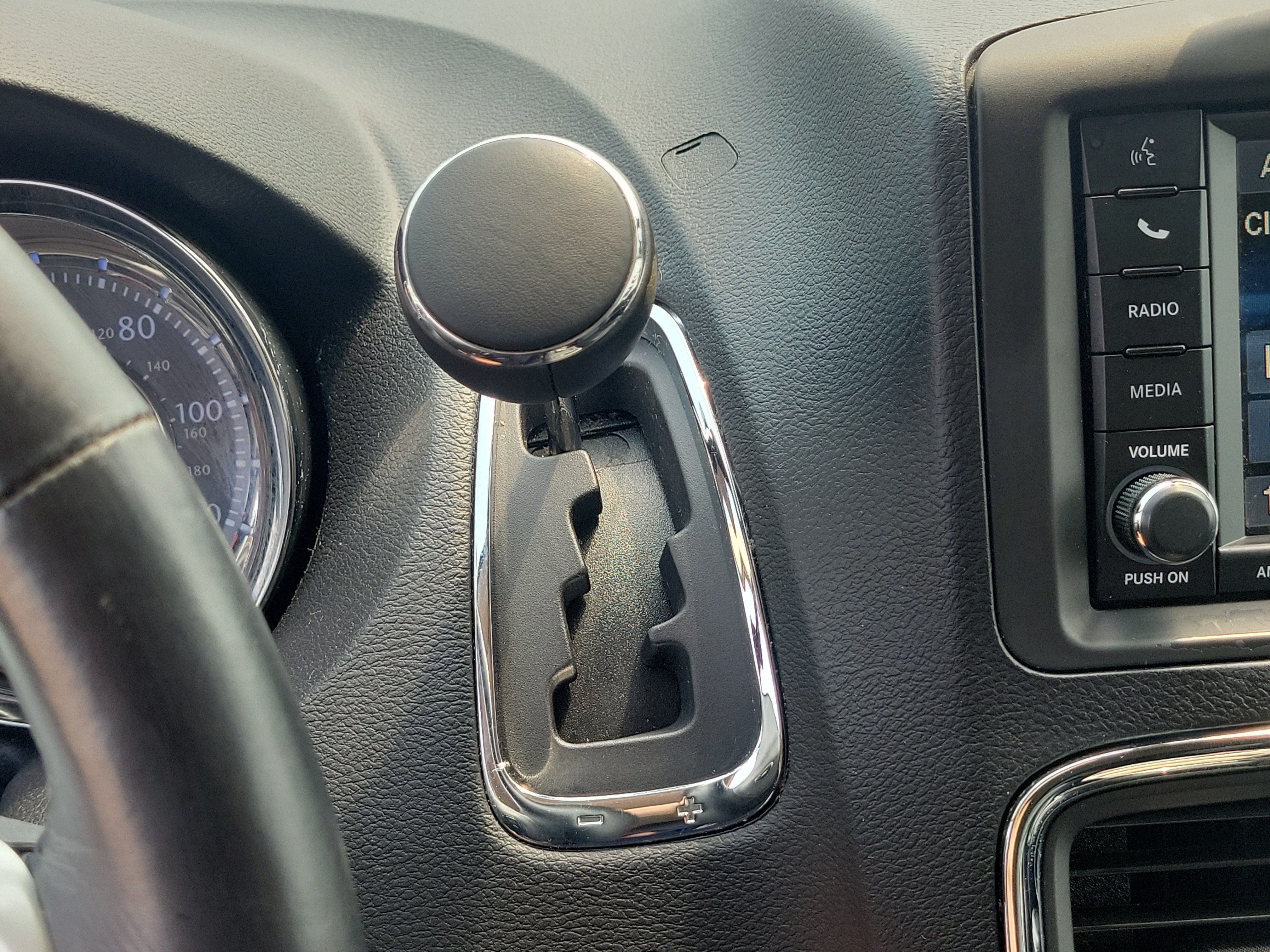 Used 2015 Chrysler Town & Country Touring-L w/ Driver Convenience Group FWD image 29