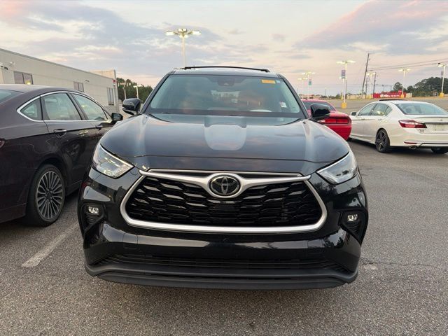 Used 2022 Toyota Highlander LE AWD/4WD image 2