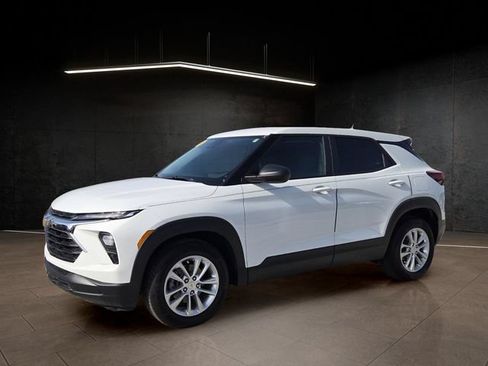 Used 2024 Chevrolet TrailBlazer LS w/ LS Convenience Package FWD image 2