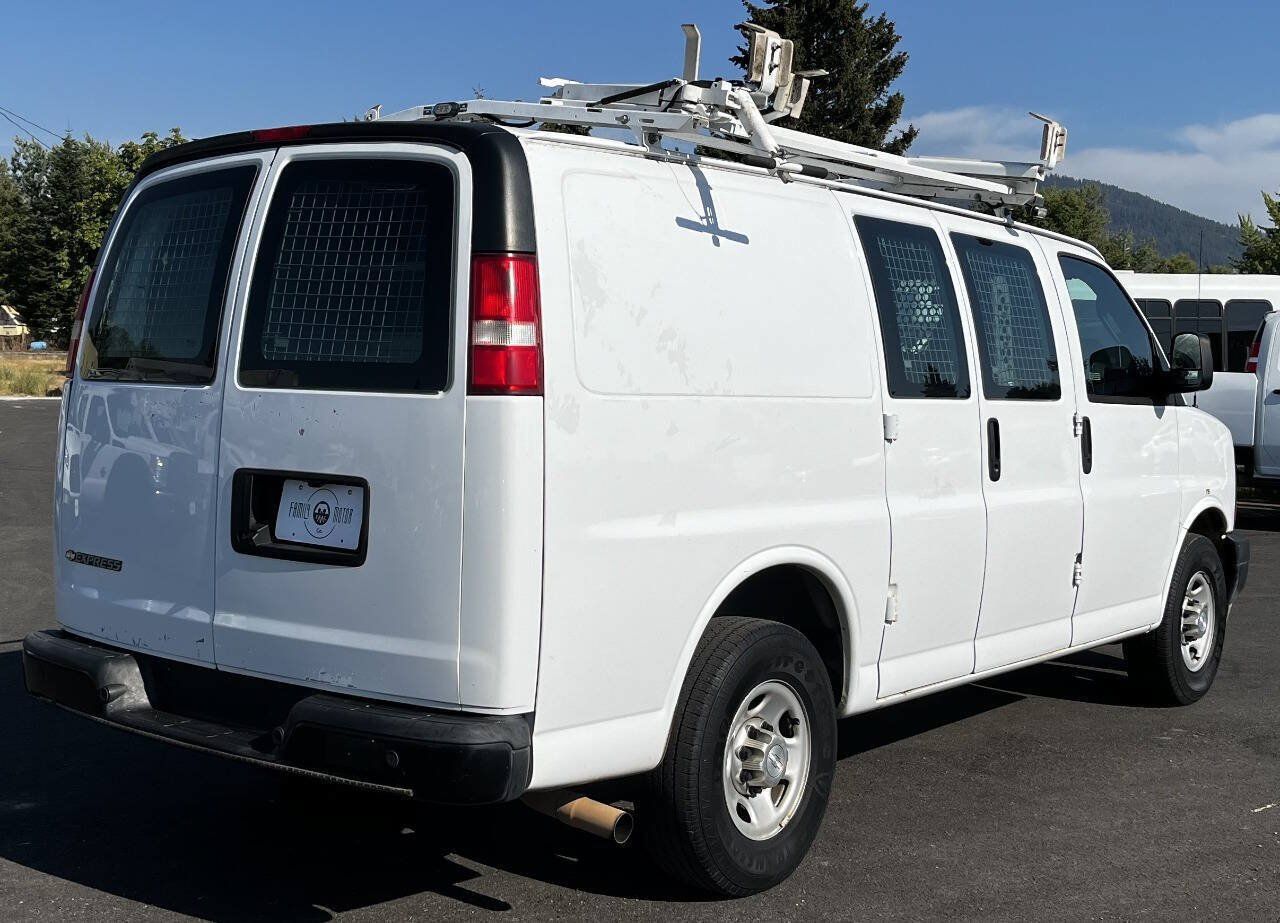 Used 2017 Chevrolet Express 2500 RWD image 5