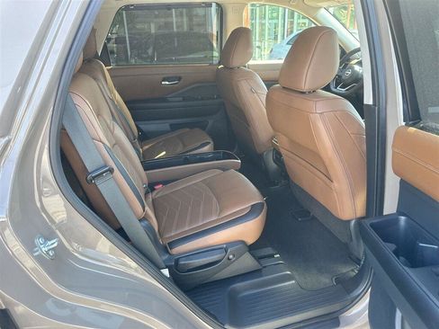 Used 2025 Nissan Pathfinder Platinum FWD image 13