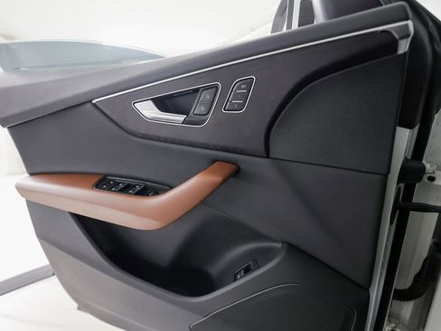 Used 2022 Audi Q8 Premium image 23