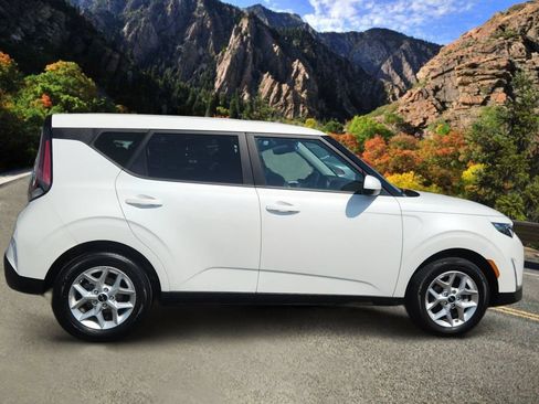 Used 2025 Kia Soul LX w/ LX Technology Package FWD image 2