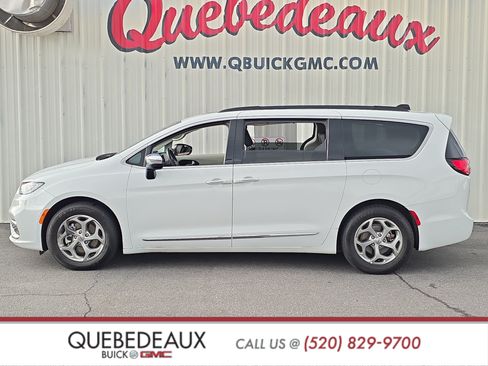 Used 2023 Chrysler Pacifica Limited FWD image 4