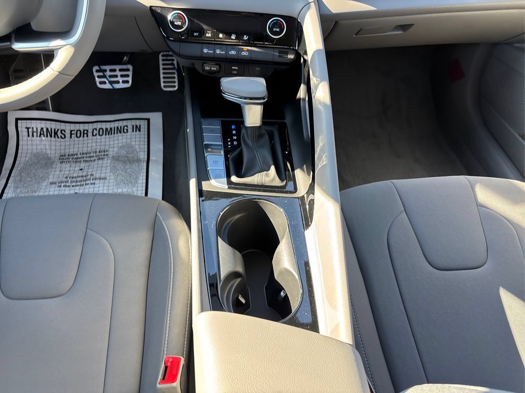 New 2025 Hyundai Elantra SEL FWD image 17