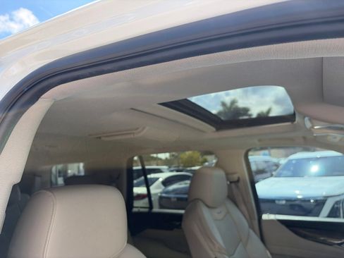 Used 2018 Cadillac Escalade Premium Luxury RWD image 9