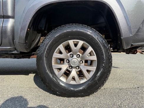 Used 2018 Toyota Tacoma SR5 AWD/4WD image 13
