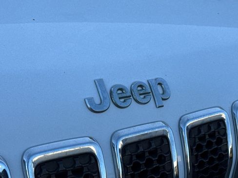 Used 2020 Jeep Cherokee Latitude FWD image 3