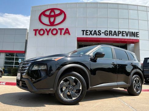 Used 2025 Nissan Rogue SV FWD image 2