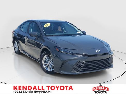 Used 2025 Toyota Camry LE w/ Convenience Package FWD image 1