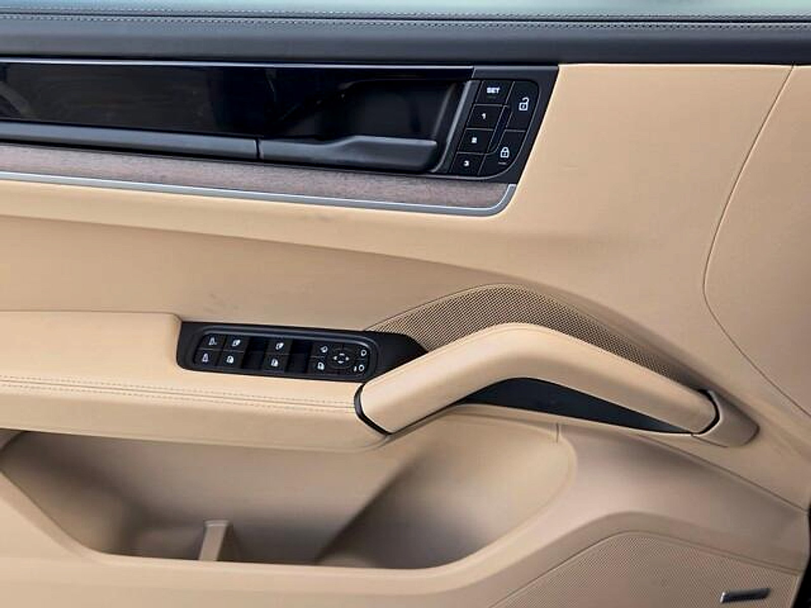Used 2025 Porsche Cayenne AWD/4WD image 25