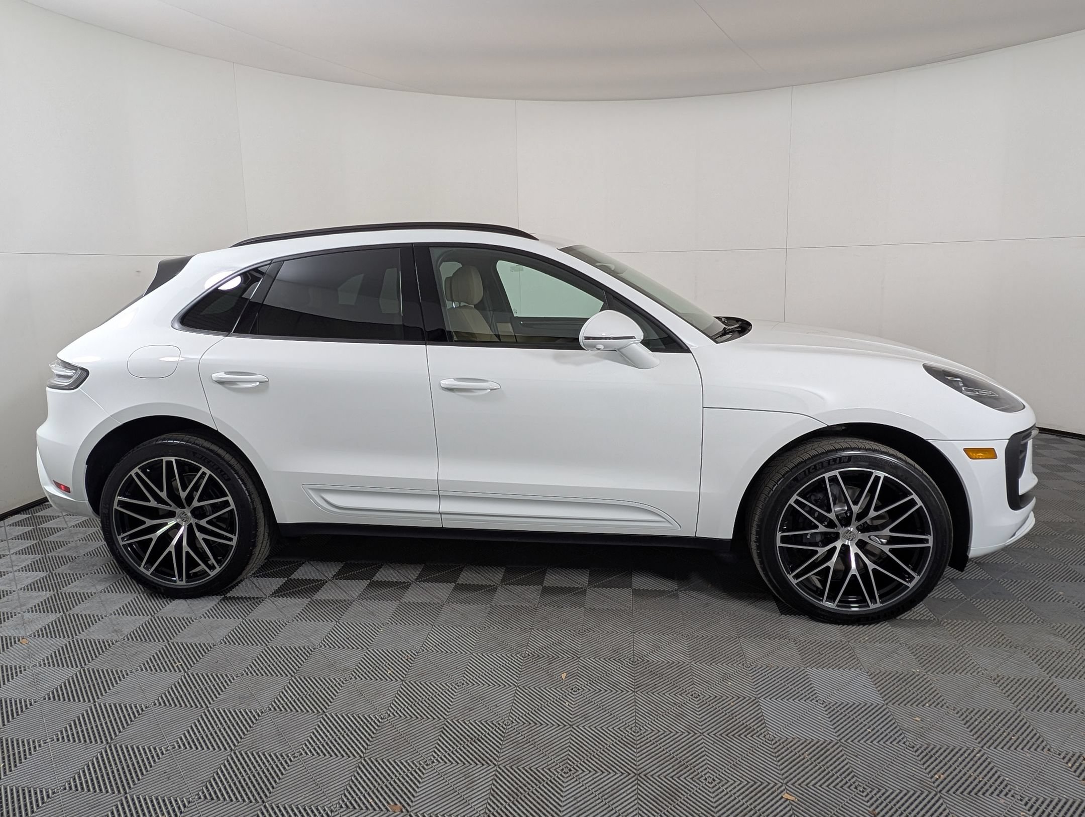 Certified 2026 Porsche Macan AWD/4WD image 9