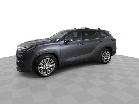 Used 2023 Toyota Highlander Platinum image 4