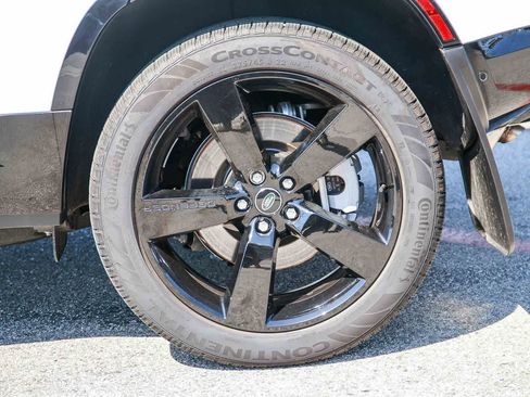 Used 2025 Land Rover Defender 110 X-Dynamic SE image 8