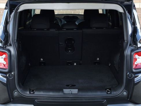 Used 2018 Jeep Renegade Latitude w/ UConnect 8.4 Nav Group FWD image 10