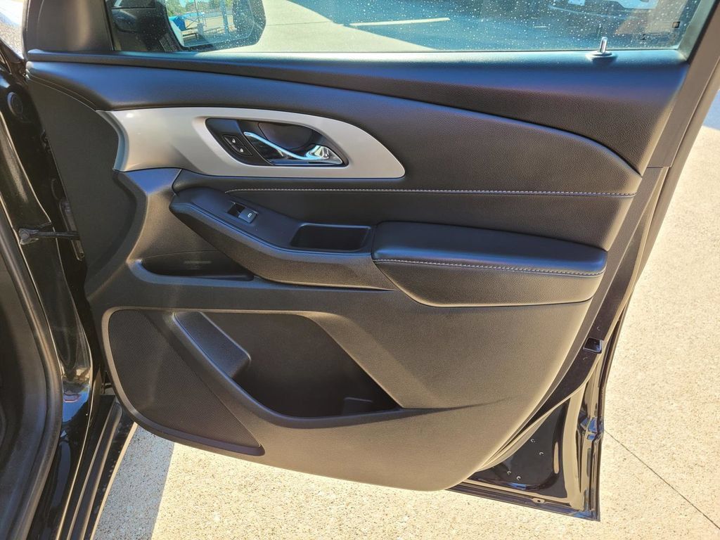 Used 2021 Chevrolet Traverse LT FWD image 10