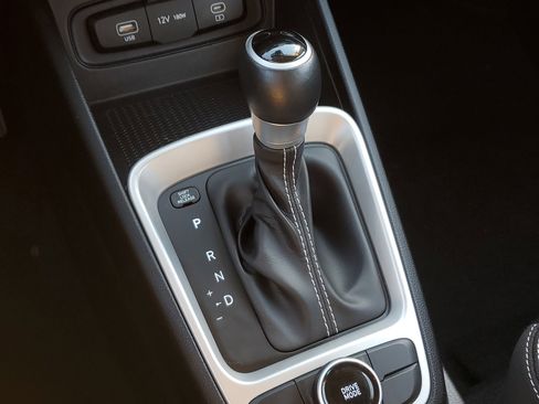 Used 2024 Hyundai Venue SEL image 29