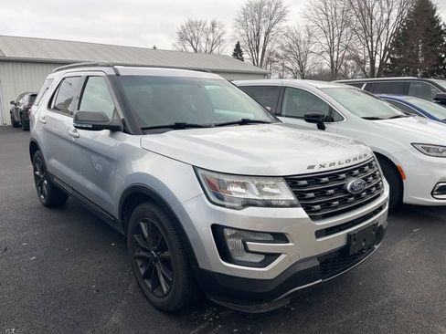 Used 2017 Ford Explorer XLT w/ Equipment Group 202A image 2