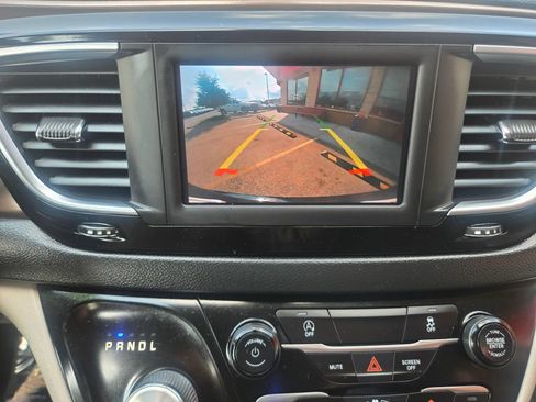 Used 2022 Chrysler Voyager LX FWD image 15