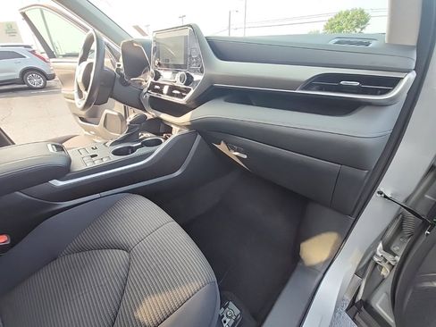 Used 2024 Toyota Highlander LE image 19