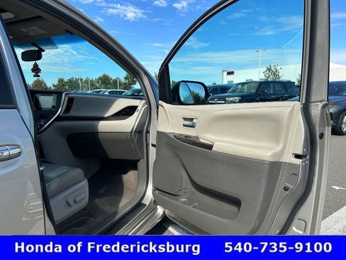 Used 2017 Toyota Sienna XLE Premium image 33