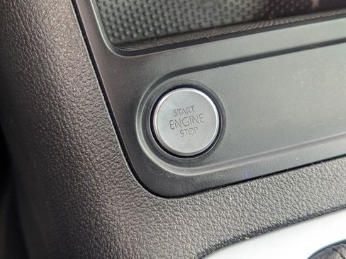 Used 2016 Volkswagen Tiguan S image 17