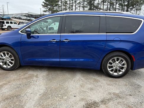 Used 2021 Chrysler Pacifica Touring-L w/ Uconnect Theater Family Group image 11
