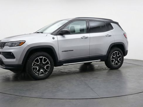 Used 2025 Jeep Compass Trailhawk image 3