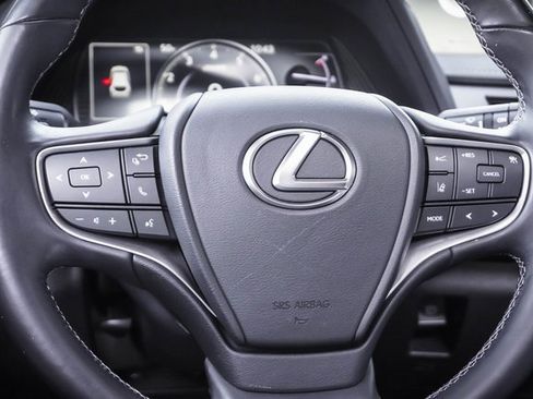 Used 2019 Lexus UX 200 image 12